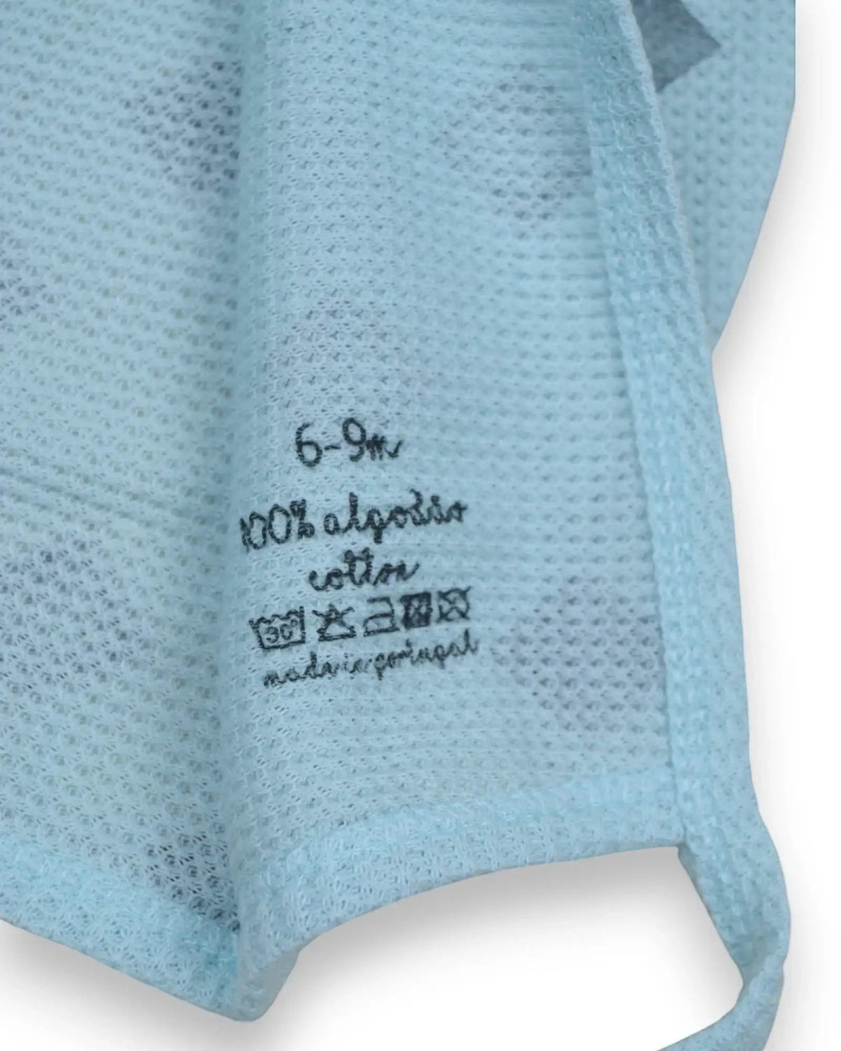 Gorro azul da Cravinho em algodão texturado com estampado geométrico e laços para bebé de 6 a 9 meses