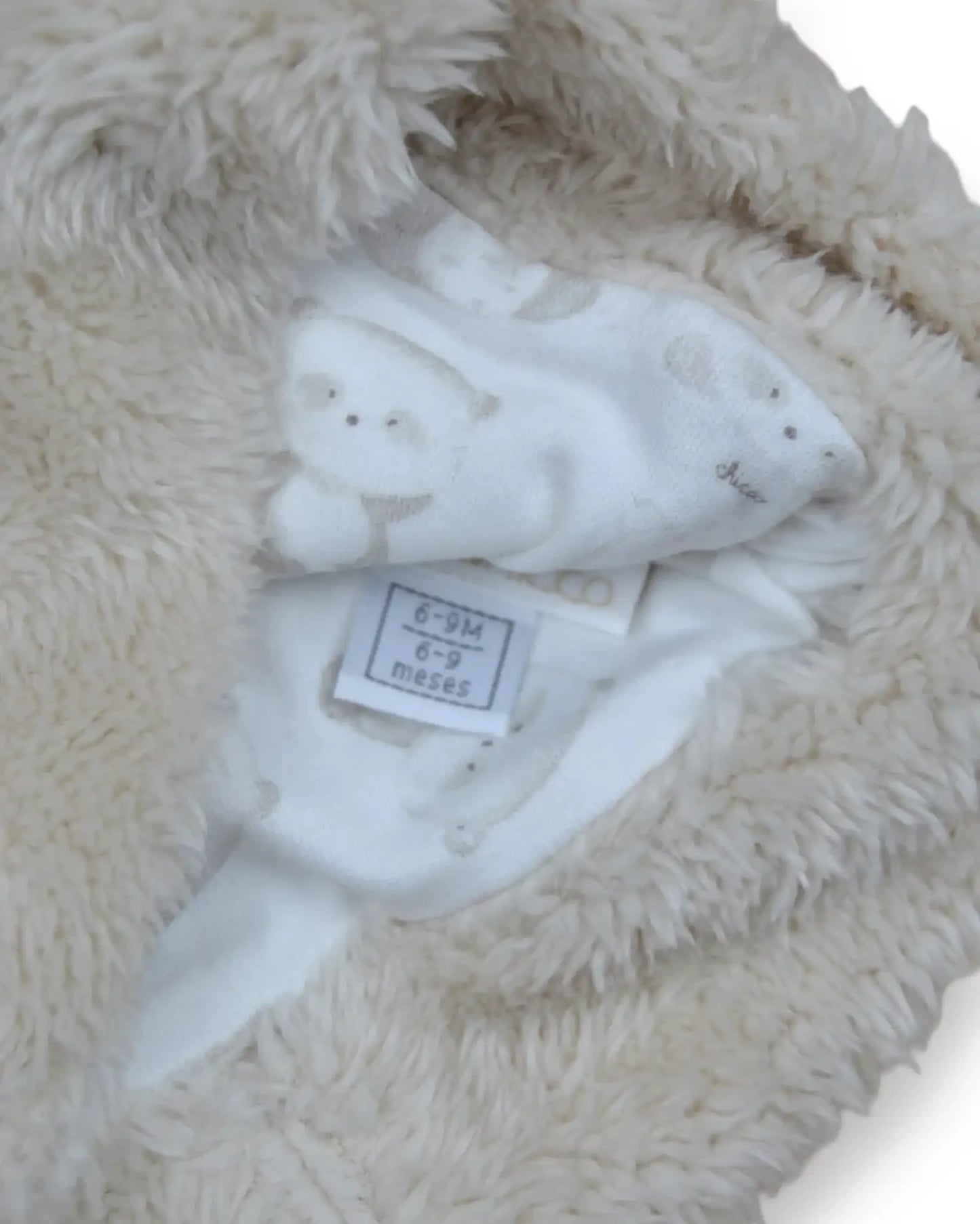 Gorro de bebé Petit Fox Portugal em peluche bege com forro interior estampado de pandas para 6 a 9 meses