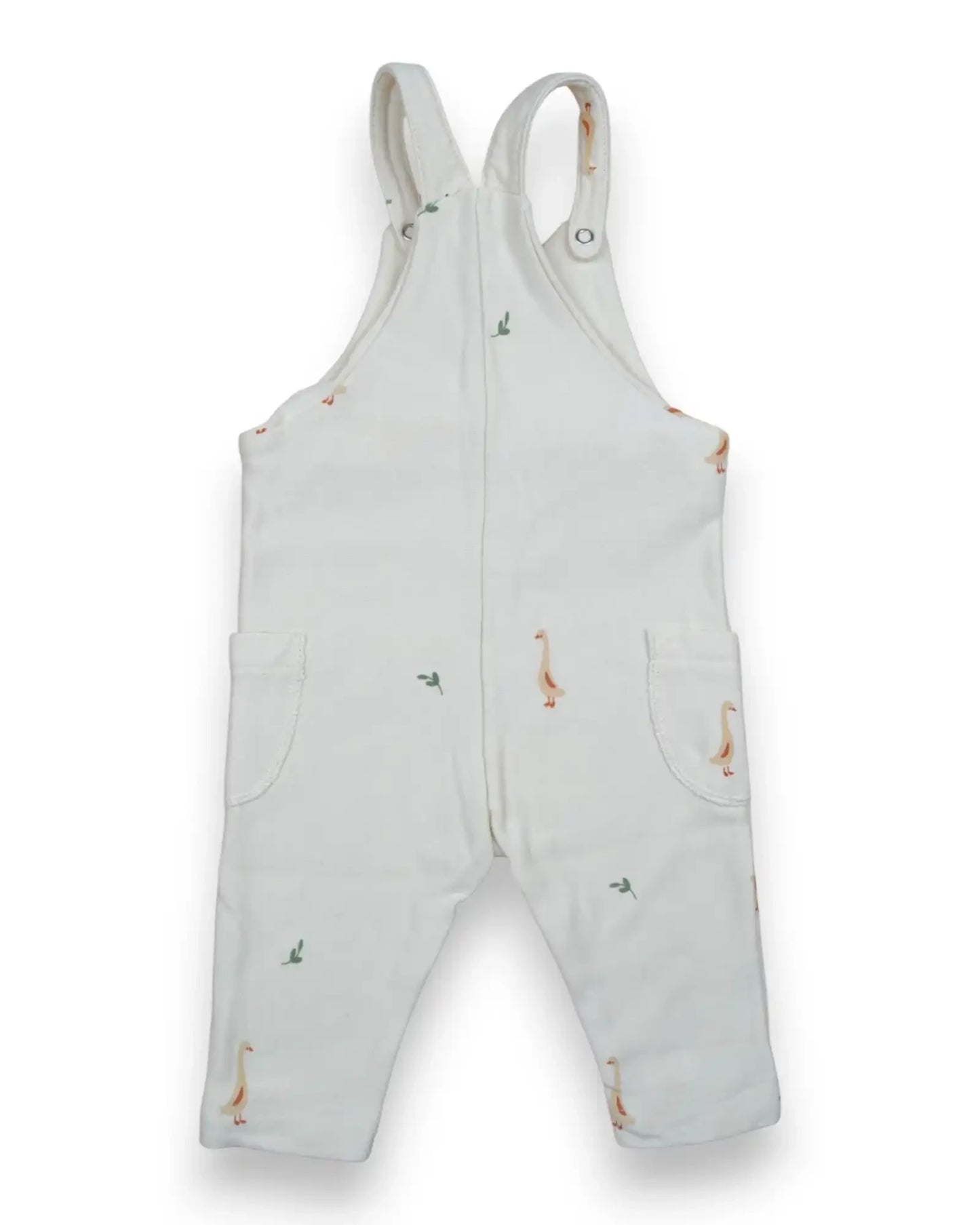 Jardineira de bebé Petit Fox Portugal em algodão branco com padrão delicado de gansos e bolsos laterais funcionais.