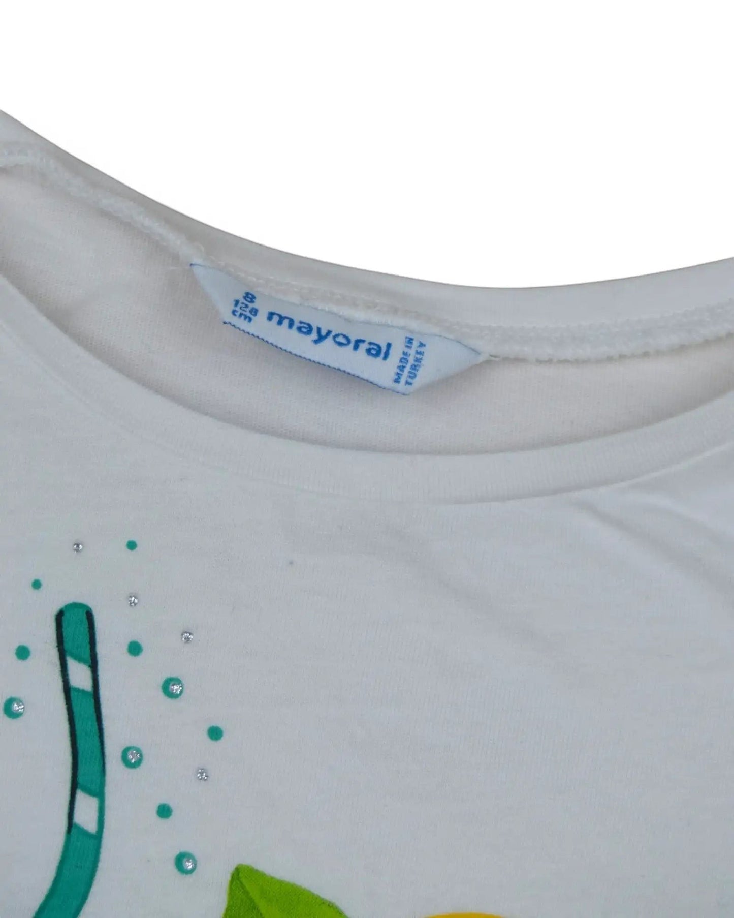 T-shirt branca de manga curta estilo cropped da Mayoral com aberturas laterais nas mangas e estampado.