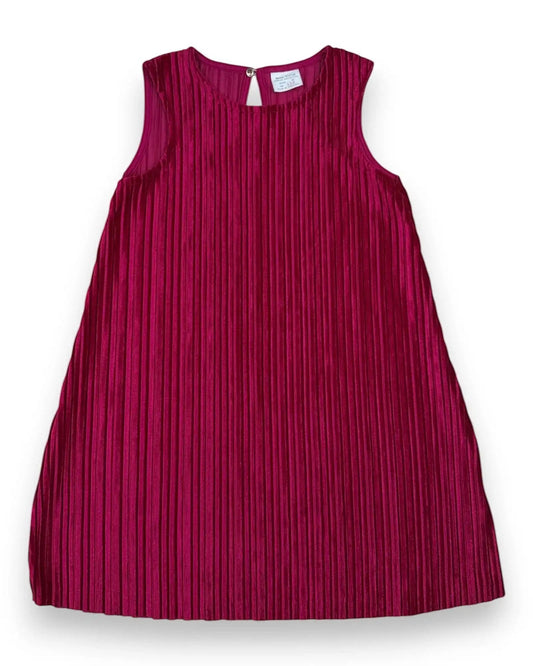 Este vestido fúcsia vibrante é perfeito para a próxima ocasião especial da sua pequena. Confecionado num tecido macio e cintilante com pregas elegantes, oferece um corte confortável e cheio de estilo.