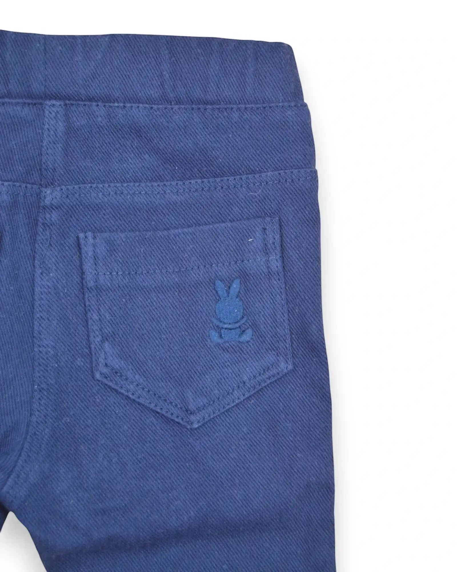 Calças azuis de algodão elástico Benetton com bolso traseiro e detalhe de coelho bordado para bebé