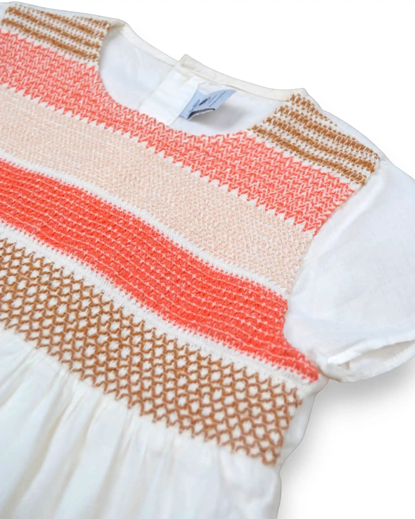 Vestido branco Petit Bateau de manga curta com detalhe de smocking artesanal em tons coral e dourado