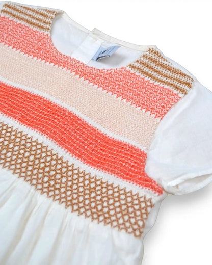 Vestido branco Petit Bateau de manga curta com detalhe de smocking artesanal em tons coral e dourado