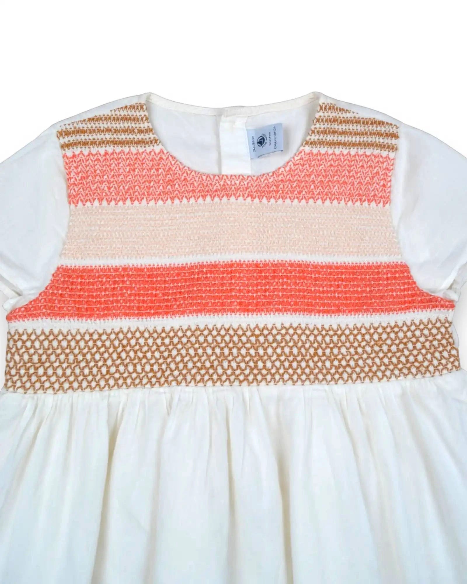 Vestido branco Petit Bateau  de manga curta com painel de smocking artesanal em tons de coral e dourado.