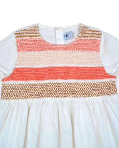 Vestido branco Petit Bateau  de manga curta com painel de smocking artesanal em tons de coral e dourado.