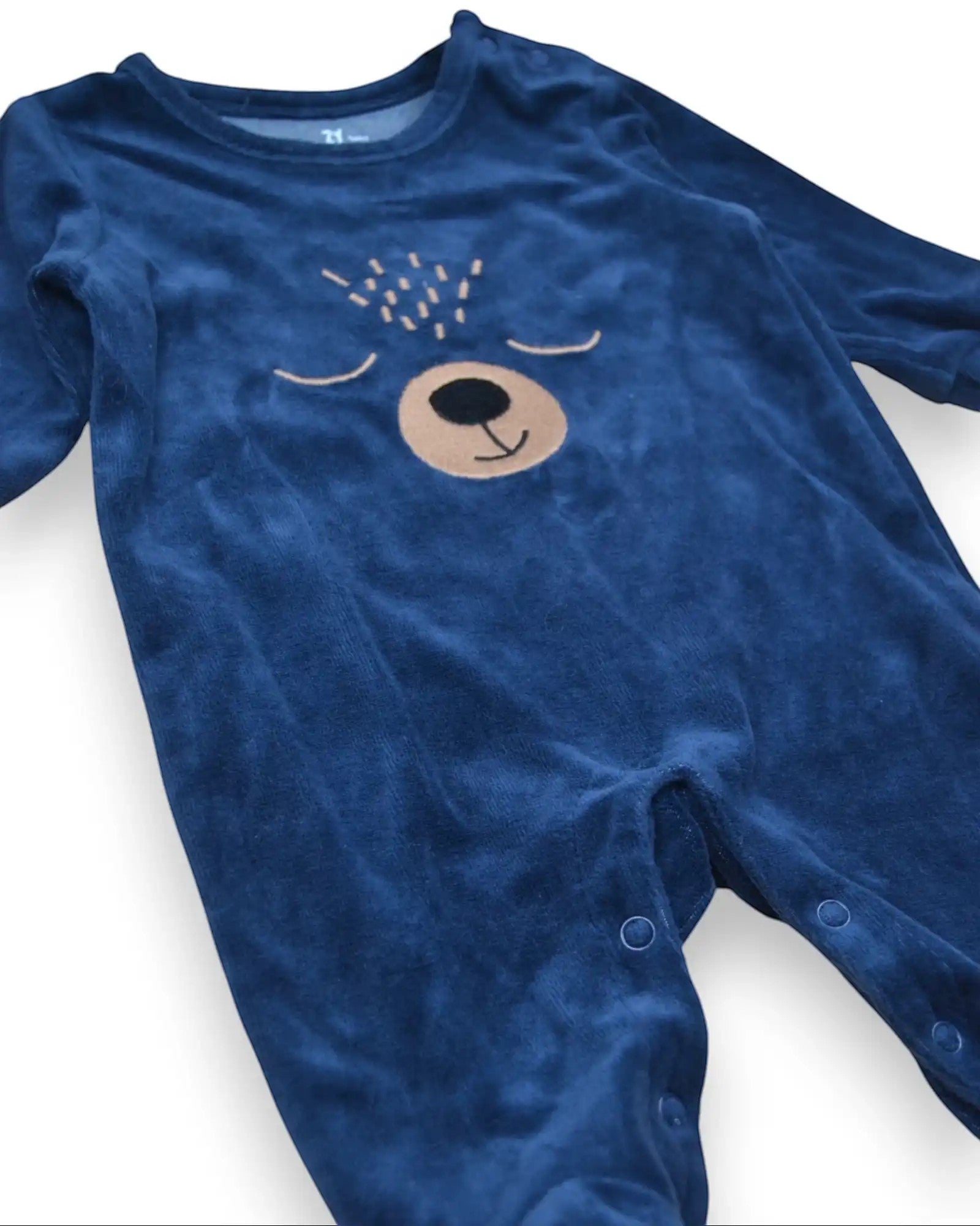 Babygrow azul marinho em veludo com bordado de urso sonolento, manga comprida, fechos de pressão.