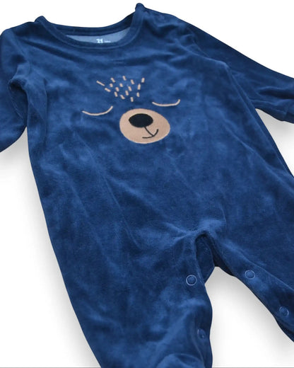 Babygrow azul marinho em veludo com bordado de urso sonolento, manga comprida, fechos de pressão.