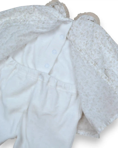 Babygrow polar branco da Chicco  com blusa floral bege cosida, gola com folho e laço frontal.