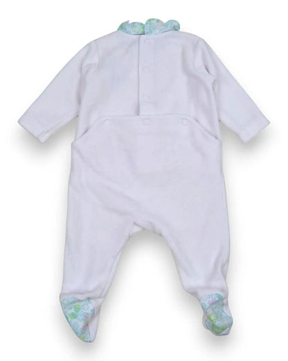 Babygrow rosa de manga comprida da Jacadi com gola em folho floral e pés. Suave e confortável para bebés.