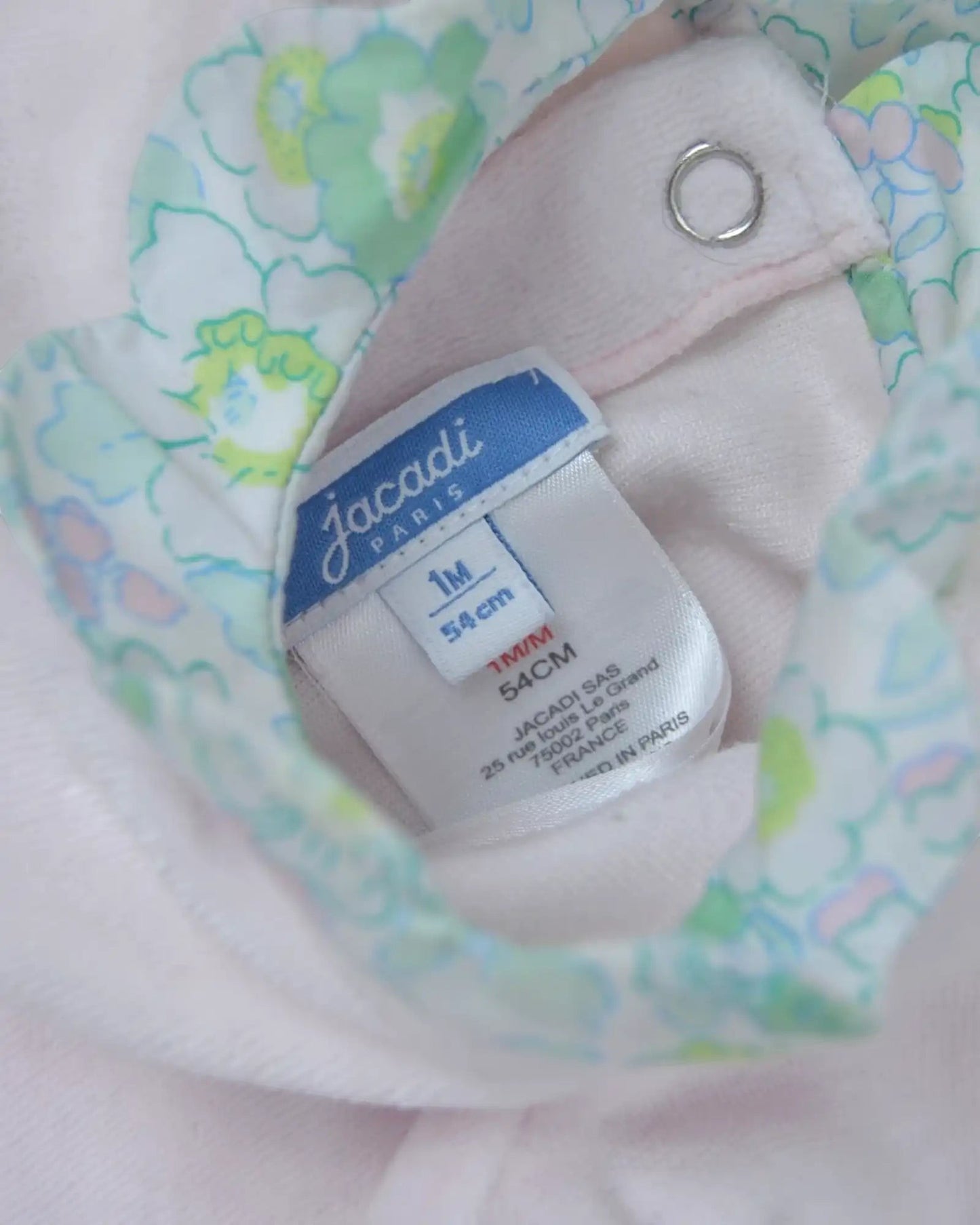 Babygrow rosa de manga comprida da Jacadi com gola em folho e estampado floral. Tamanho 1 mês.