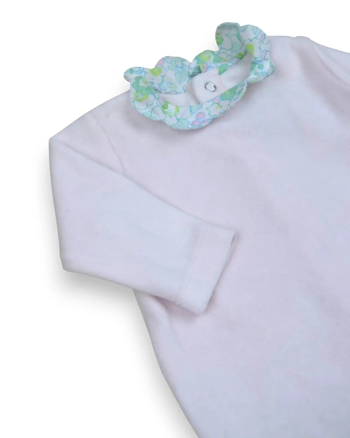 Babygrow rosa de manga comprida da Jacadi com gola em folho floral verde e azul, ideal para recém-nascidos.