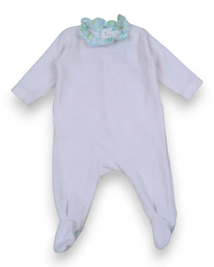 Babygrow rosa de manga comprida da Jacadi com gola em folho floral e pés. Suave e confortável para bebés.