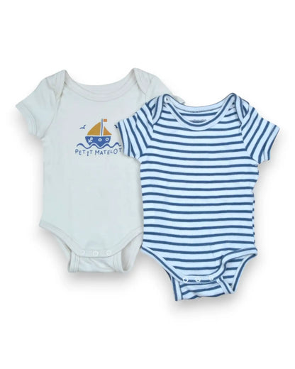 Conjunto de dois bodies Petit Fox Portugal em algodão, um cru com estampado de barco e outro às riscas azuis e brancas.