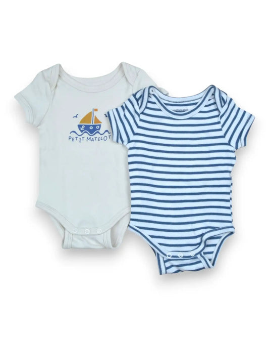 Conjunto de dois bodies Petit Fox Portugal em algodão, um cru com estampado de barco e outro às riscas azuis e brancas.