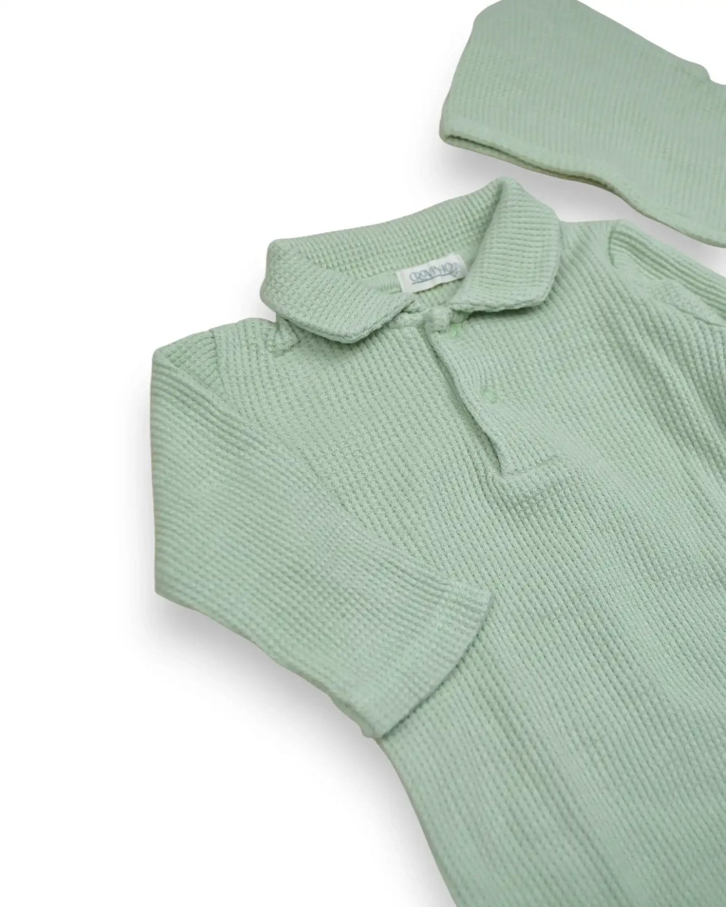 Conjunto Petit Fox Portugal de body e gorro para bebé em tecido waffle verde menta com gola de camisa e botões.