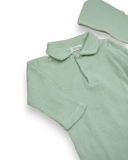 Conjunto Petit Fox Portugal de body e gorro para bebé em tecido waffle verde menta com gola de camisa e botões.