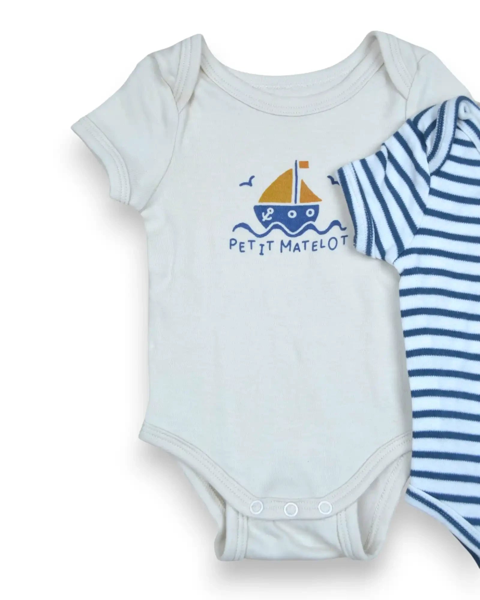 Conjunto de dois bodies Petit Fox Portugal em algodão, um cru com estampado de barco e outro às riscas azuis e brancas.