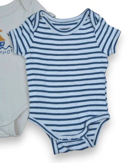 Conjunto de dois bodies Petit Fox Portugal em algodão, um com riscas azuis e brancas e outro com estampado náutico.