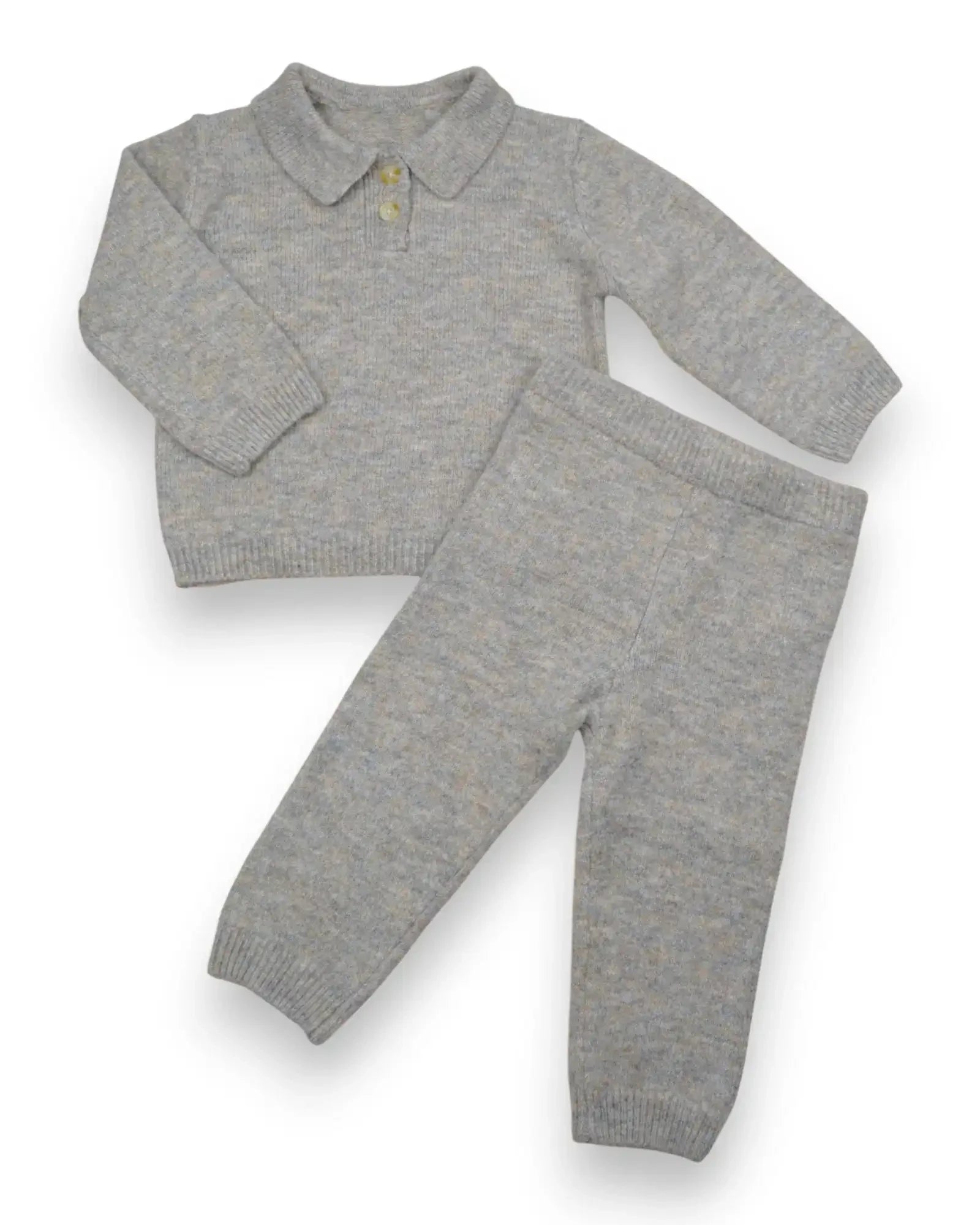 Conjunto de malha Petit Fox Portugal para bebé em cinzento mesclado com camisola de gola polo e calças confortáveis.
