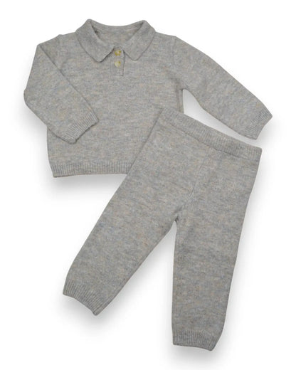Conjunto de malha Petit Fox Portugal para bebé em cinzento mesclado com camisola de gola polo e calças confortáveis.