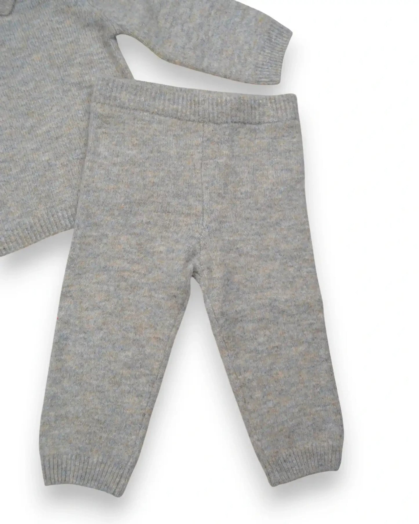 Conjunto de malha Petit Fox Portugal para bebé em cinzento mesclado com calças de cintura elástica e camisola macia