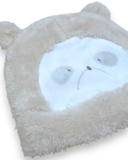 Gorro de bebé Petit Fox Portugal em peluche bege e branco com orelhas e rosto de panda bordado para inverno