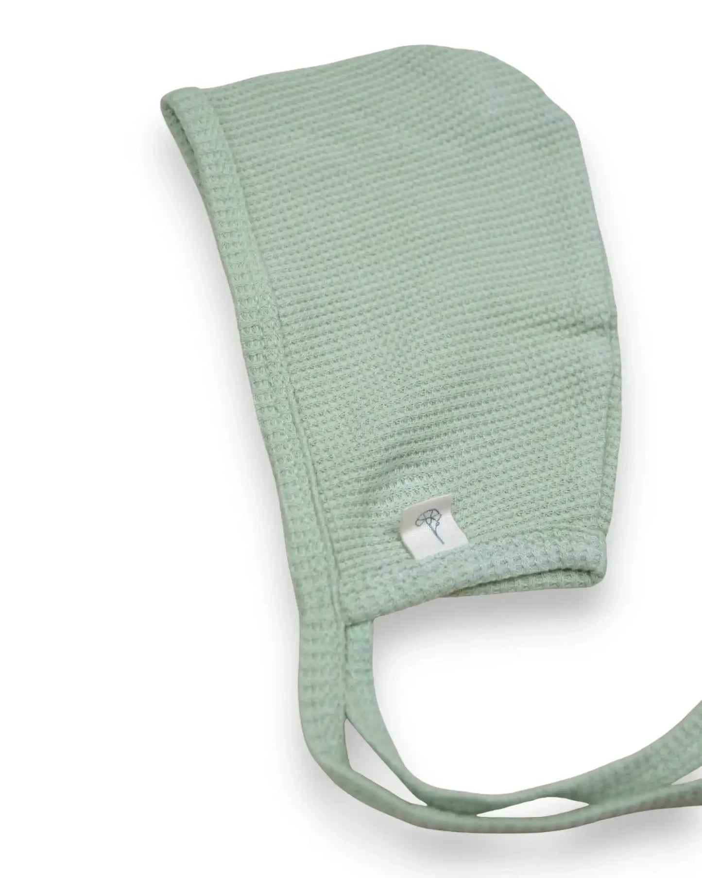 Gorro de bebé Petit Fox Portugal em tecido waffle verde menta com fitas de atar e etiqueta lateral discreta.