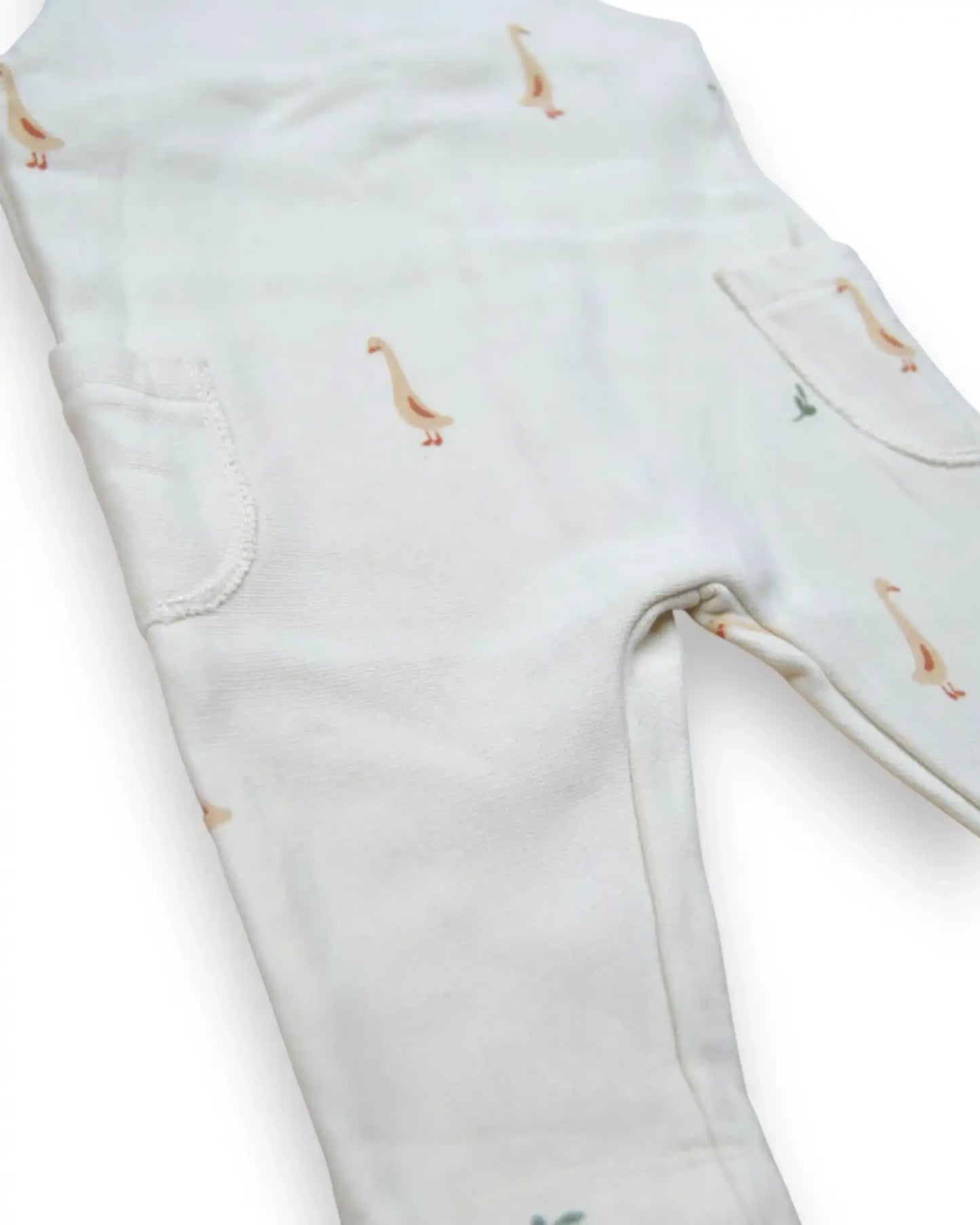 Jardineira de bebé Petit Fox Portugal em algodão branco com padrão delicado de gansos e bolsos laterais funcionais.