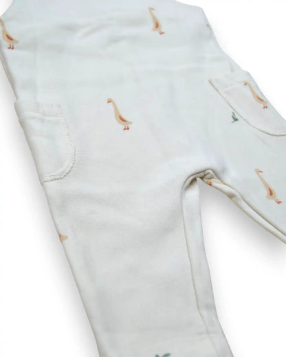 Jardineira de bebé Petit Fox Portugal em algodão branco com padrão delicado de gansos e bolsos laterais funcionais.