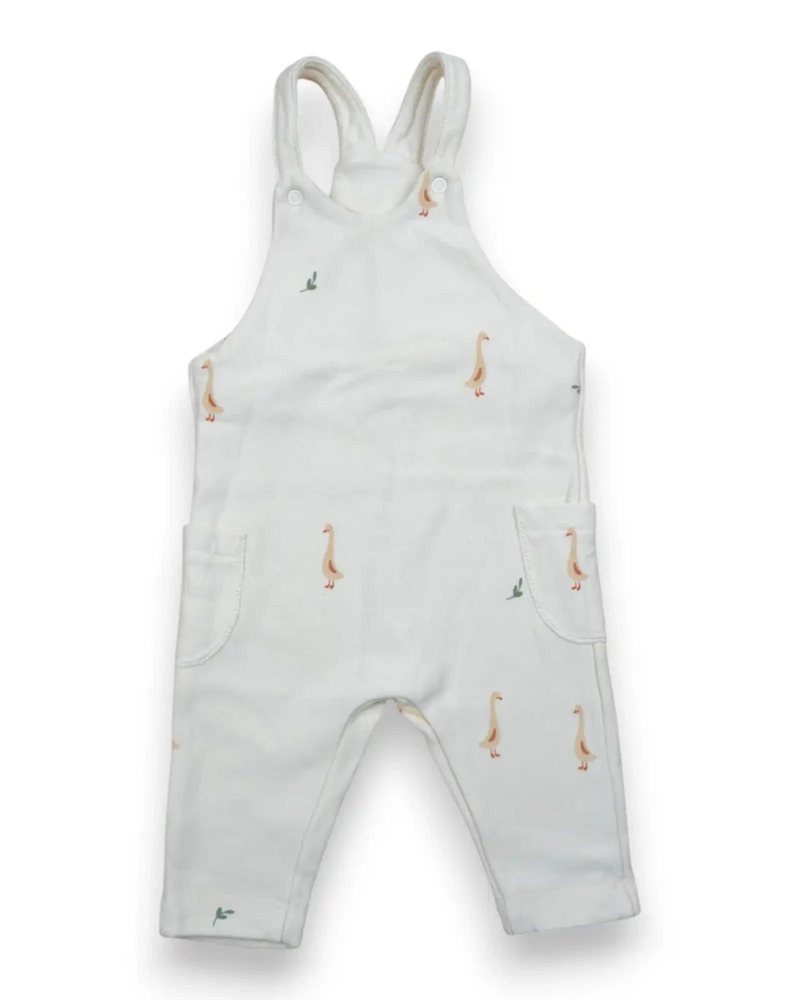Jardineira de bebé Petit Fox Portugal em algodão branco com padrão de gansos, alças com botões e bolsos laterais.