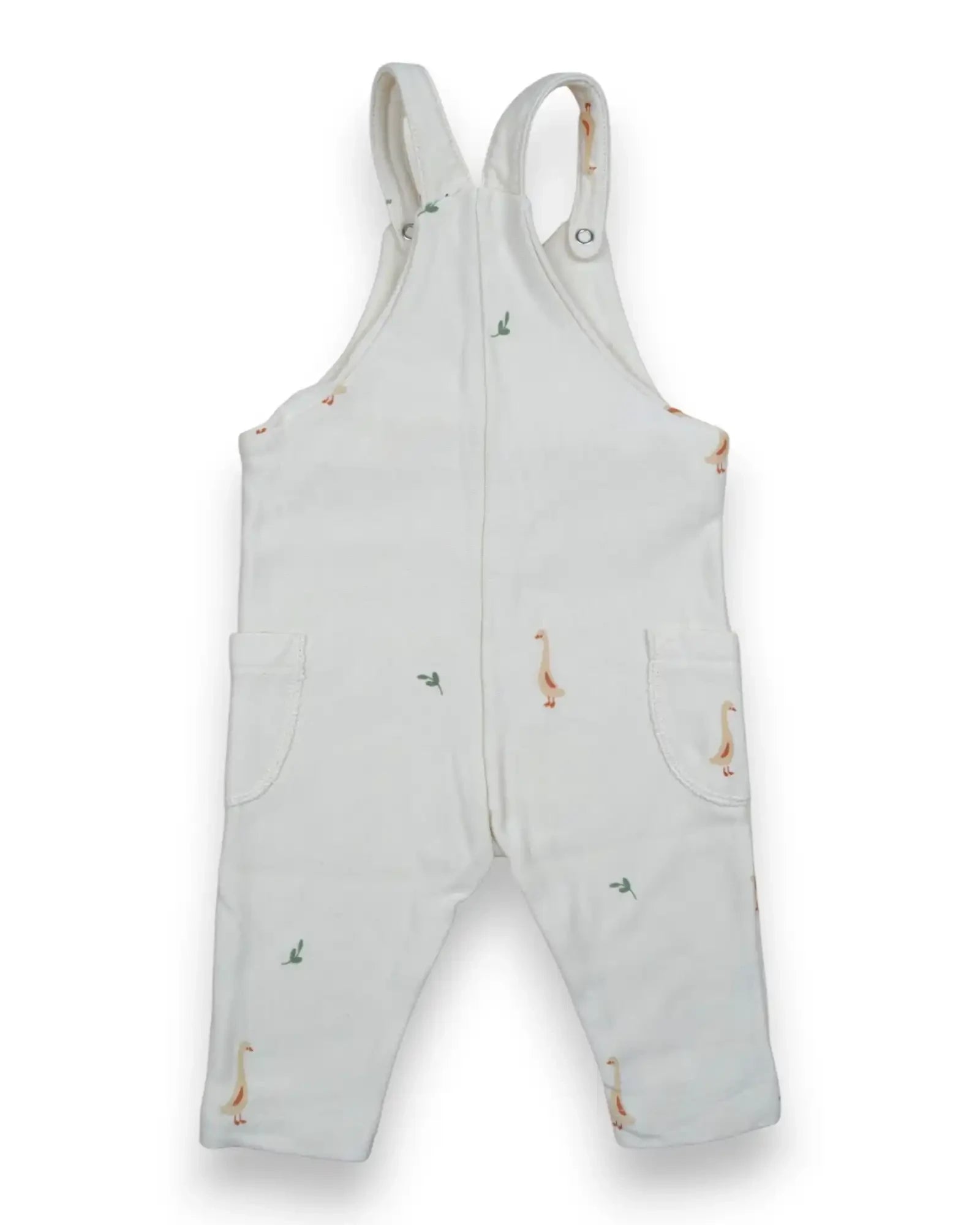 Jardineira de bebé Petit Fox Portugal em algodão branco com padrão delicado de gansos e bolsos laterais funcionais.