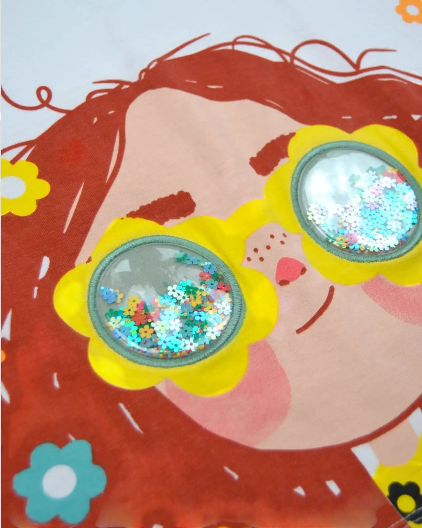 T-shirt branca da Boboli com estampa de rapariga com óculos de sol com glitter e lantejoulas em forma de flor. Manga curta.