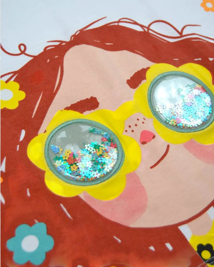 T-shirt branca da Boboli com estampa de rapariga com óculos de sol com glitter e lantejoulas em forma de flor. Manga curta.