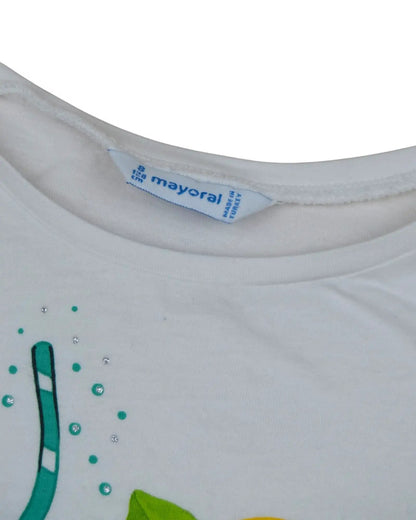 T-shirt branca de manga curta estilo cropped da Mayoral com aberturas laterais nas mangas e estampado.