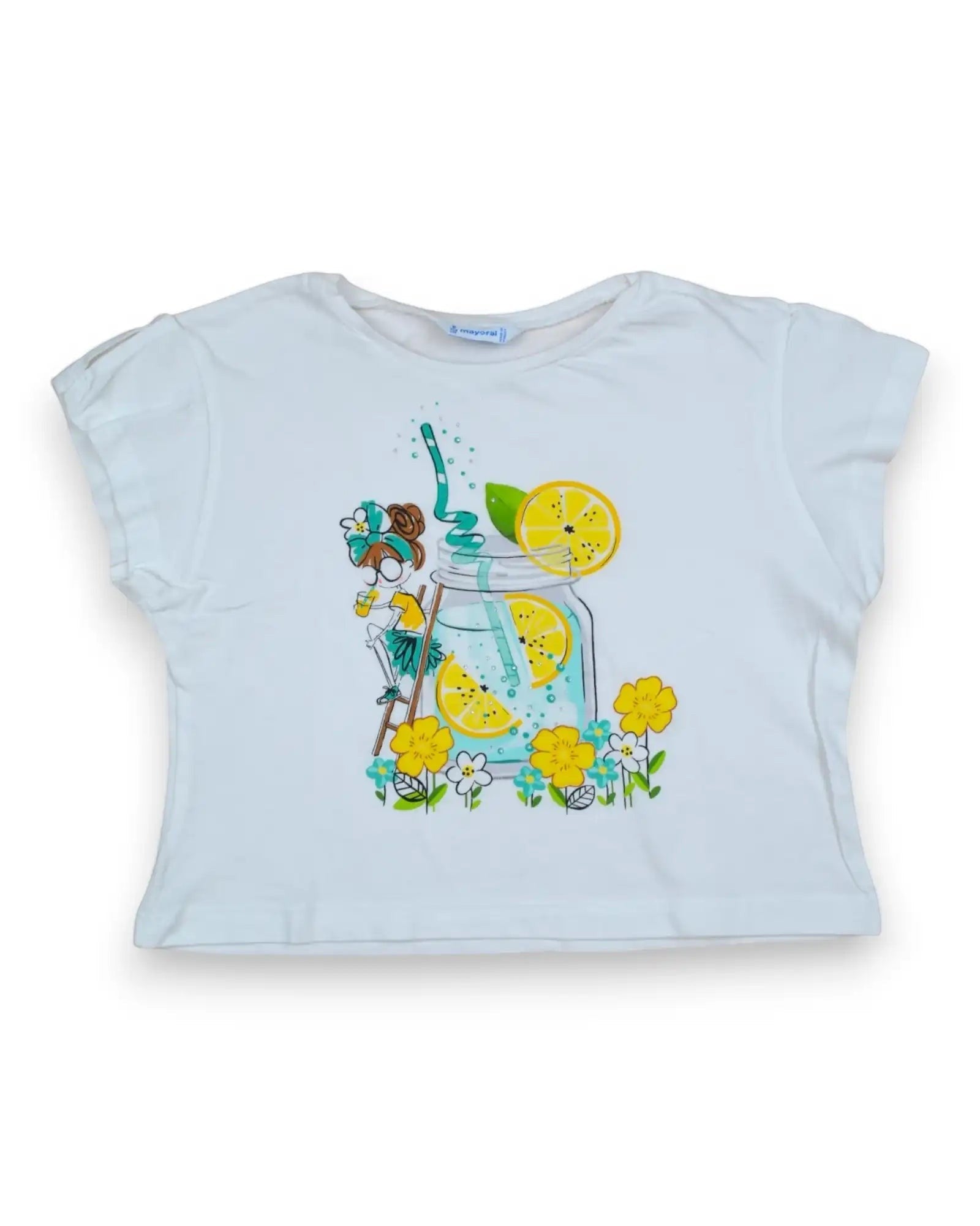 T-shirt branca de manga curta da Mayoral, estilo cropped, com estampado de limonada e flores.