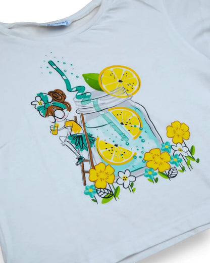 T-shirt branca de manga curta, da Mayoral, estilo cropped, com estampado de limonada e flores. Detalhes em glitter.