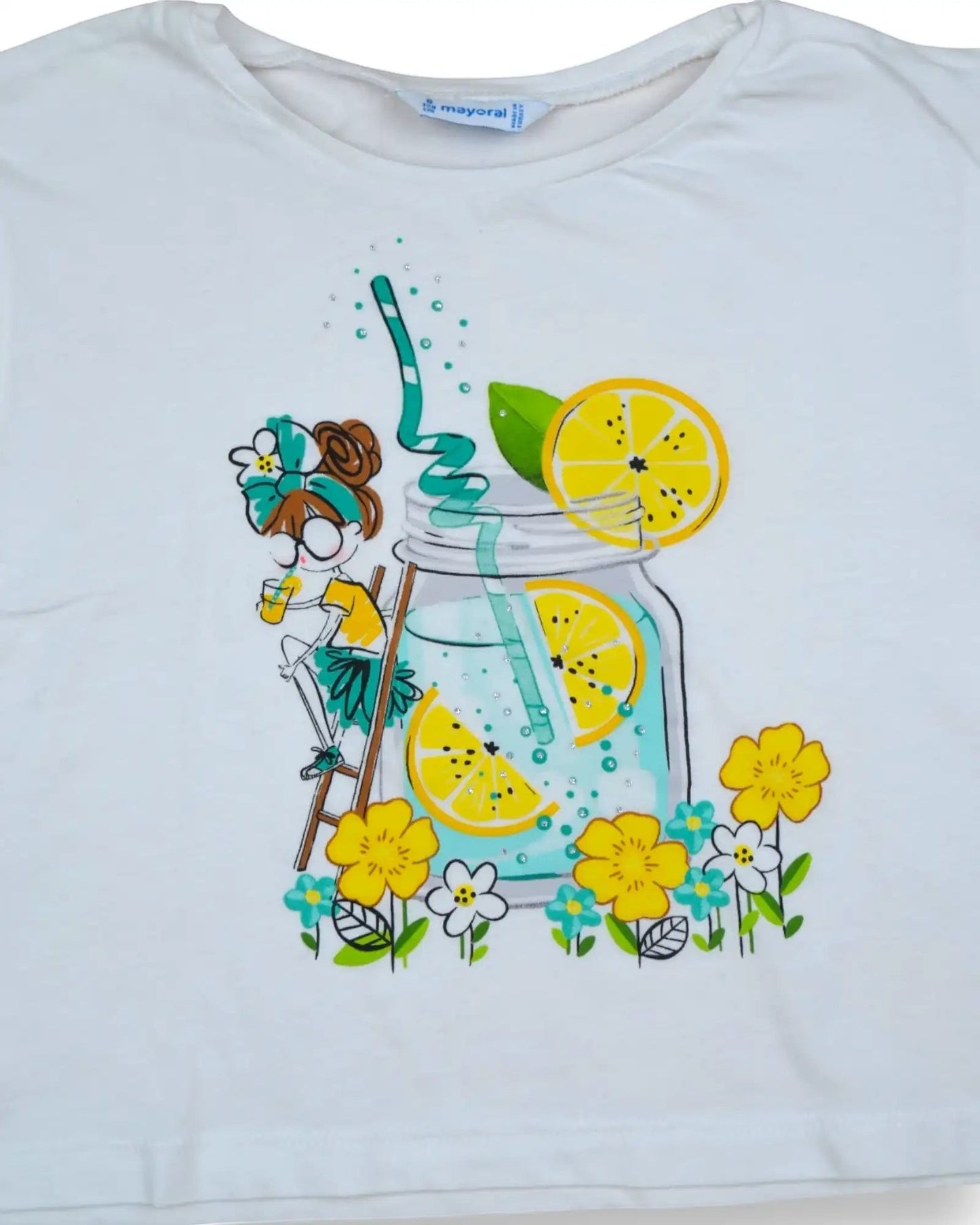 T-shirt branca de manga curta da Mayoral com estampa de limonada e flores, estilo cropped.