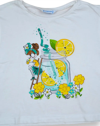 T-shirt branca de manga curta da Mayoral com estampa de limonada e flores, estilo cropped.
