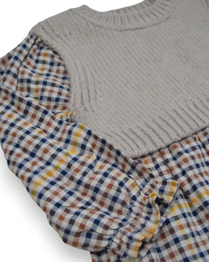 Vestido Zara bege em malha com saia xadrez multicolor e punhos franzidos.