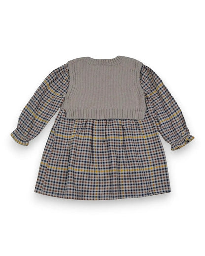 Vestido Zara com corpo em malha bege e saia xadrez multicolorida, manga comprida.