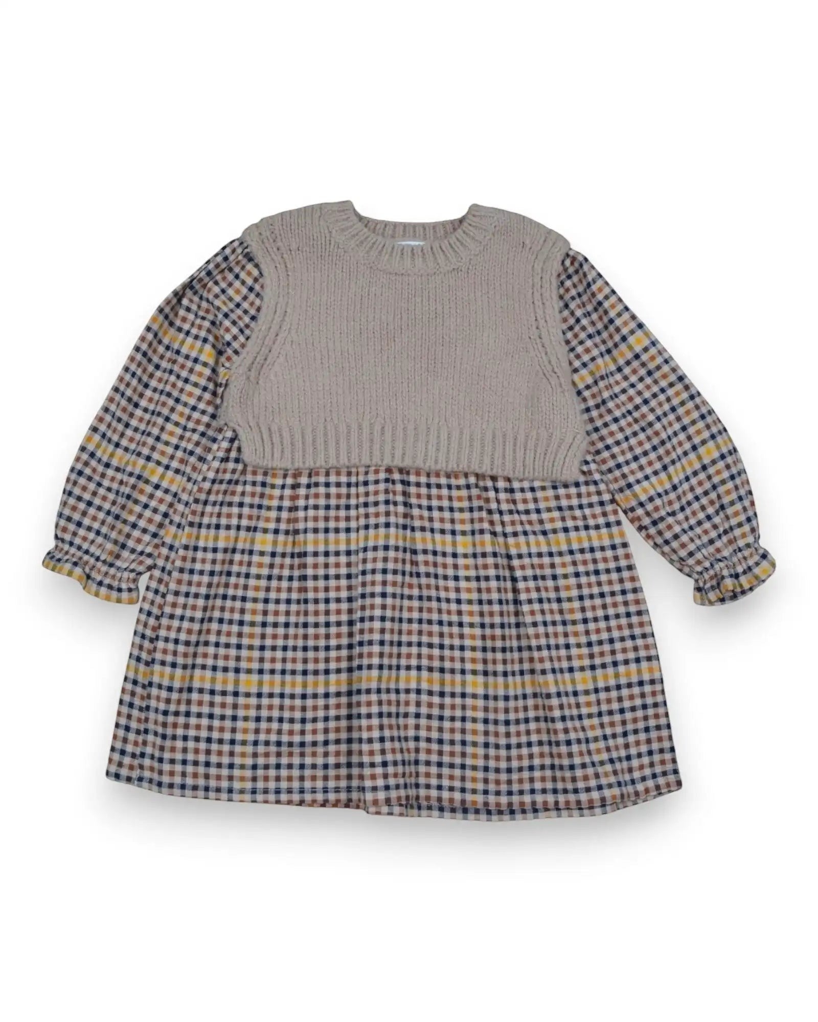 Vestido Zara com corpo em malha bege e saia xadrez multicolorida. Manga comprida com punhos franzidos.