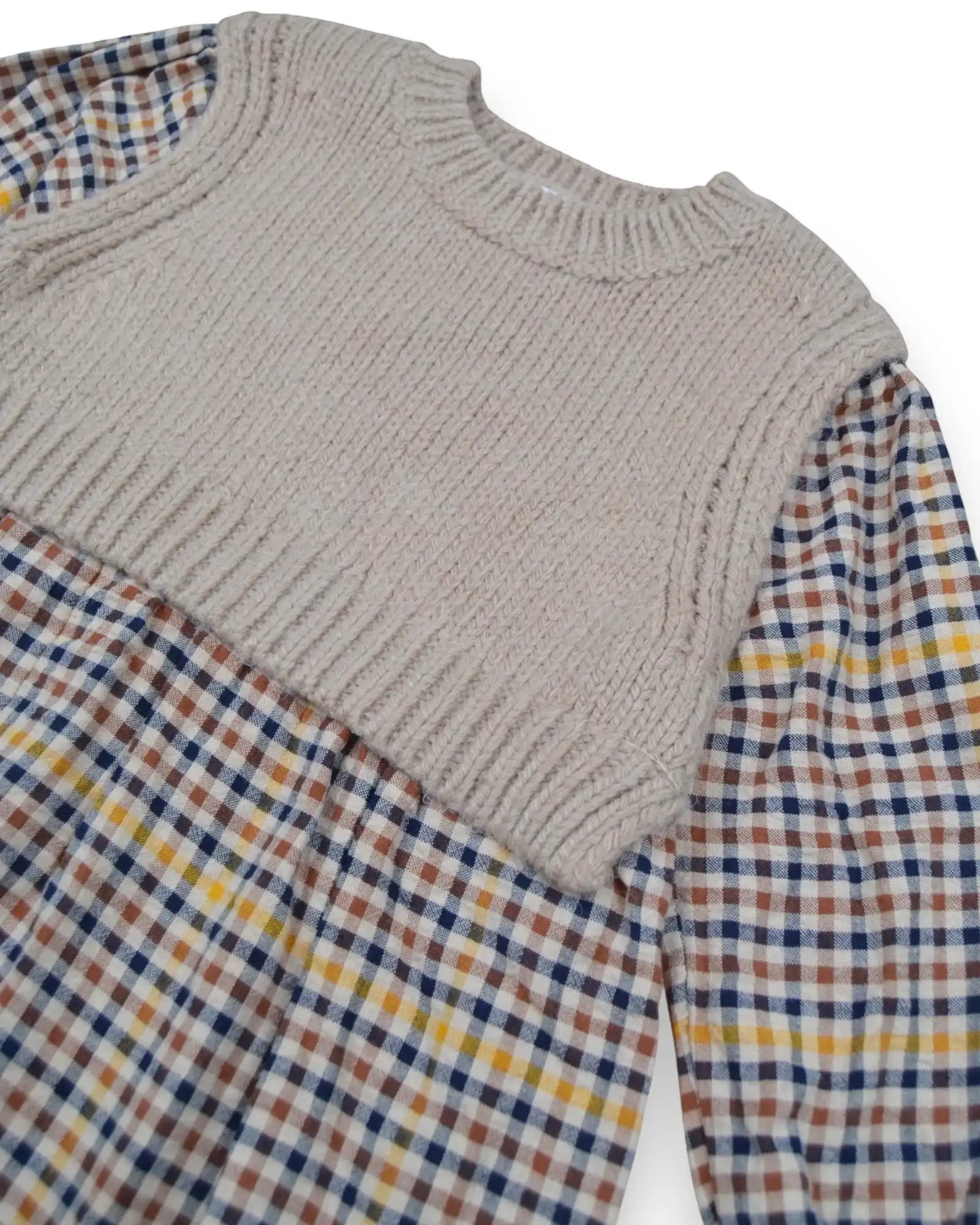 Vestido Zara com corpo em malha bege e saia xadrez multicolorida, mangas compridas.