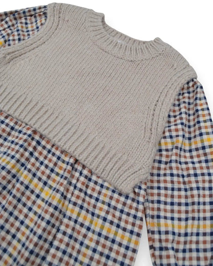 Vestido Zara com corpo em malha bege e saia xadrez multicolorida, mangas compridas.