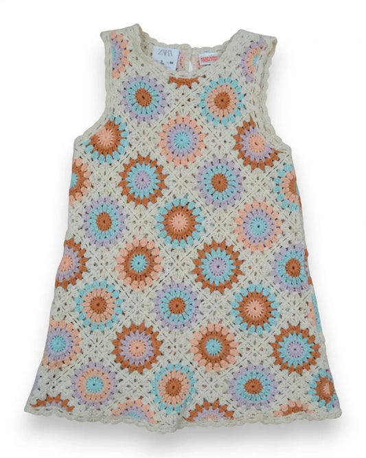 Vestido sem mangas em croché da Zara, em tom creme, com motivos florais em tons pastel, tamanho 3 anos.