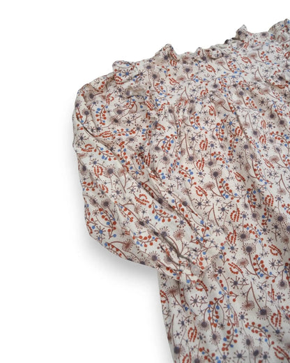 Vestido bege da Gocco com estampado botânico, gola com folhos e mangas balão. Forro em algodão.