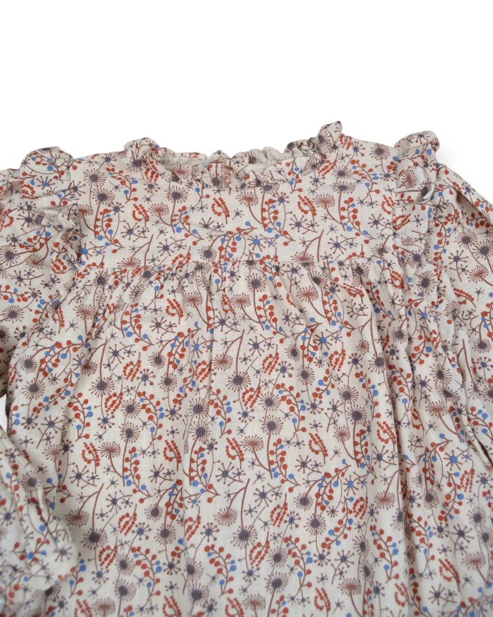 Vestido bege da Gocco com estampado botânico, gola com folhos e mangas balão. Forro em algodão.