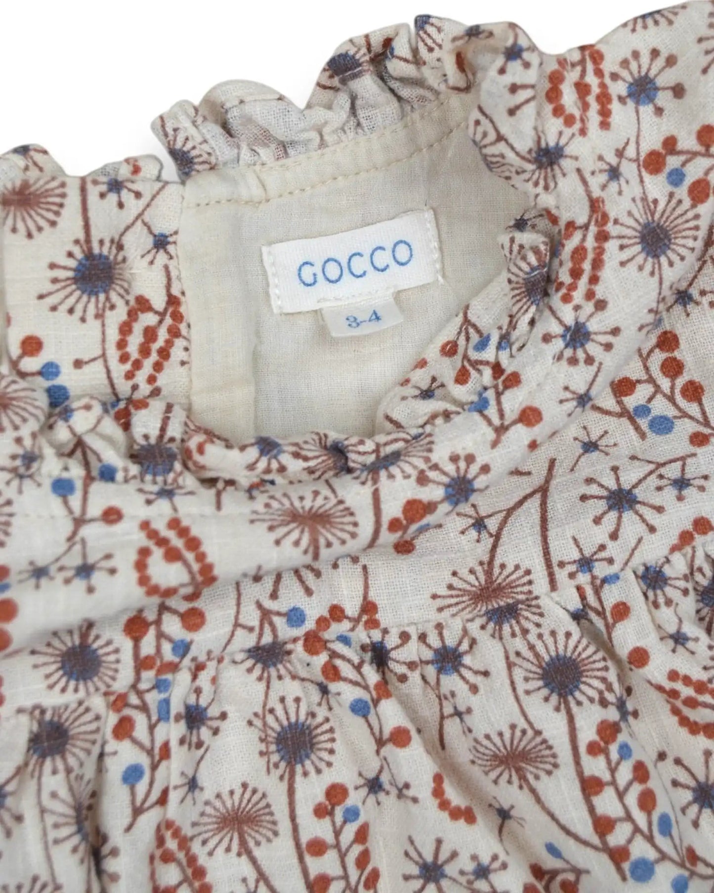Vestido bege da Gocco com estampado botânico, gola com folhos e mangas balão. Forro em algodão.