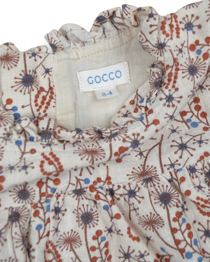 Vestido bege da Gocco com estampado botânico, gola com folhos e mangas balão. Forro em algodão.