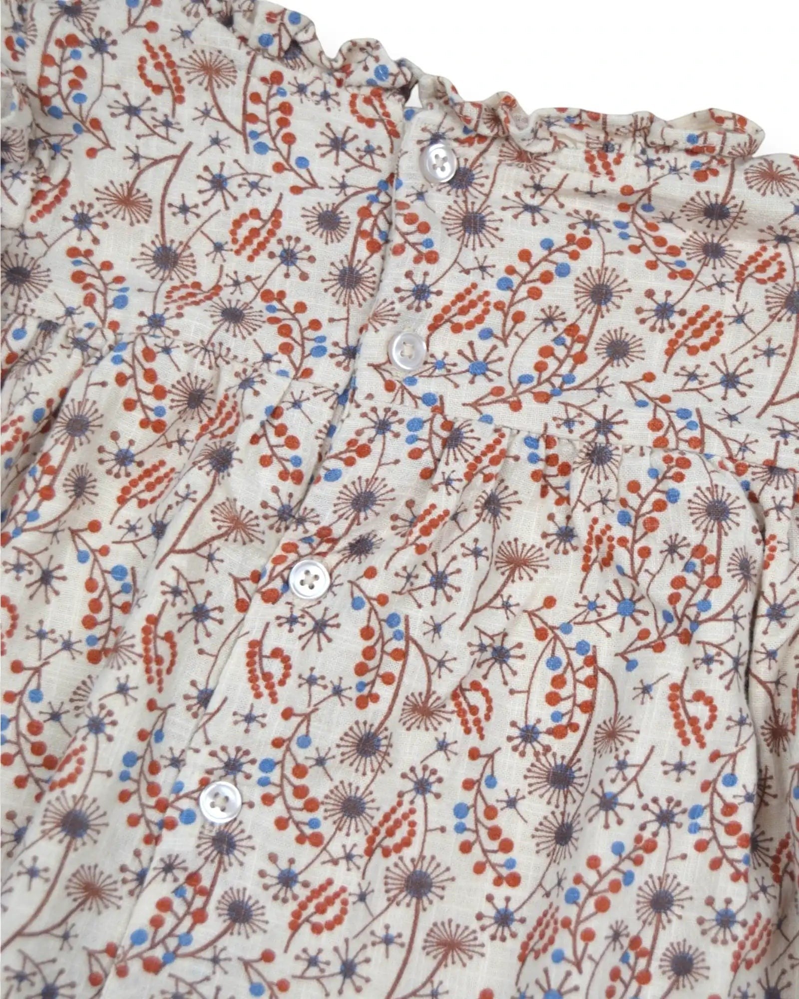 Vestido bege da Gocco com estampado botânico, gola com folhos e mangas balão. Forro em algodão.